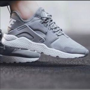 Nike women’s gently used light weight hurache shoes.